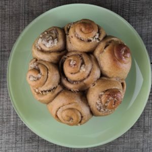 Brioche des rois végane sur assiette verte - Vue de dessu
