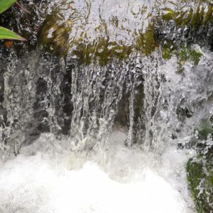 Cascade d'eau qui coule